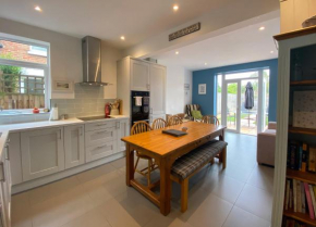 Charming 3 bed house and garden, pet friendly